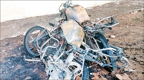 ಚಿಂತಾಮಣಿ ಜಿಲ್ಲಾ ಗ್ರಂಥಾಲಯದ ಆವರಣದಲ್ಲಿ ನಿಲ್ಲಿಸಿದ್ದ ಬೈಕ್​ಗಳು ಸುಟ್ಟ ಕರಕಲಾಗಿರುವುದು.