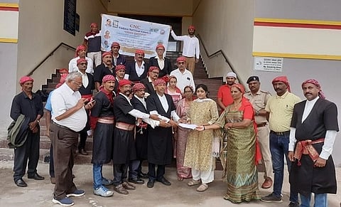 ವಿವಿಧ ಬೇಡಿಕೆ ಈಡೇರಿಸುವಂತೆ ಒತ್ತಾಯಿಸಿ ಕೊಡವ ನ್ಯಾಷನಲ್ ಕೌನ್ಸಿಲ್ ಸಂಘಟನೆ ಪ್ರಮುಖರು ಜಿಲ್ಲಾಧಿಕಾರಿ ಕಚೇರಿ ಮುಂಭಾಗ ಶಾಂತಿಯುತ ಸತ್ಯಾಗ್ರಹ ನಡೆಸಿದರು.