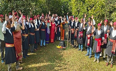 ದೇವಟ್ ಪರಂಬುವಿನಲ್ಲಿ ಕೊಡವರ ಹತ್ಯಾಕಾಂಡ ನಡೆದು ೨೪೦ ವರ್ಷಗಳಾದ ಹಿನ್ನೆಲೆ ಕೊಡವ ನ್ಯಾಷನಲ್ ಕೌನ್ಸಿಲ್ ಸಂಘಟನೆ ಸ್ಮಾರಕ ಸಮಾಧಿಯಲ್ಲಿ ಹಿರಿಯರಿಗೆ ಶ್ರದ್ಧಾಂಜಲಿ ಅರ್ಪಿಸಿತು.