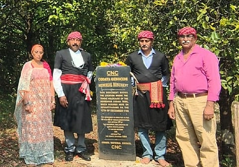 ಕೊಡವ ನ್ಯಾಷನಲ್ ಕೌನ್ಸಿಲ್ ಸಂಘಟನೆ ದೇವಟ್ ಪರಂಬುವಿನಲ್ಲಿ ಸೋಮವಾರ ಹಿರಿಯರಿಗೆ ಪುಷ್ಪನಮನ ಸಲ್ಲಿಸಿತು. ಎನ್.ಯು.ನಾಚಪ್ಪ, ಬಿ.ಎಂ.ಪಾರ್ವತಿ, ಕುಶ, ಮನೋಜ್ ಮಂದಣ್ಣ ಇದ್ದರು.