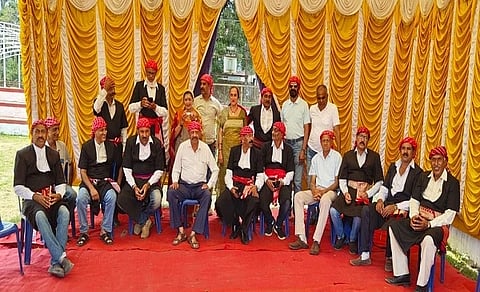ಕ್ಷೇತ್ರ ಪುನರ್ ವಿಂಗಡಣೆಯ ಸಂದರ್ಭ ಕೊಡವರಿಗೆ ಪ್ರತ್ಯೇಕ ವಿಧಾನಸಭೆ ಮತ್ತು ಲೋಕಸಭಾ ಕ್ಷೇತ್ರವನ್ನು ರಚಿಸಬೇಕೆಂದು ಆಗ್ರಹಿಸಿ ಕೊಡವ ನ್ಯಾಷನಲ್ ಕೌನ್ಸಿಲ್ ಸಂಘಟನೆ ೪೮ ಗಂಟೆಗಳ ಅಹೋರಾತ್ರಿ ಸತ್ಯಾಗ್ರಹವನ್ನು ಮಂಗಳವಾರ ಮಡಿಕೇರಿ ನಗರದ ಕೊಡವ ಮಂದ್‌ನಲ್ಲಿ ಆರಂಭಿಸಿತು.