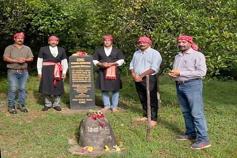 ದೇವಟ್ ಪರಂಬ್‌ನಲ್ಲಿ ಸಿಎನ್‌ಸಿ ವತಿಯಿಂದ ಮಾಸಿಕ ಶ್ರದ್ಧಾಂಜಲಿ ಕಾರ್ಯಕ್ರಮ ನಡೆಯಿತು. ಎನ್.ಯು. ನಾಚಪ್ಪ,ಮಂದಪAಡ ಮನೋಜ್ ಮಂದಣ್ಣ, ಅರೆಯಡ ಗಿರೀಶ್ ತಿಮ್ಮಯ್ಯ, ಮಂದಪAಡ ಸೂರಜ್, ಮಂಗೇರಿರ ಜಗದೀಶ್ ಹಾಗೂ ಕೊಟ್ಟುಕತ್ತೀರ ಬಾಬಿ ಪಳಂಗಪ್ಪ ಇದ್ದರು