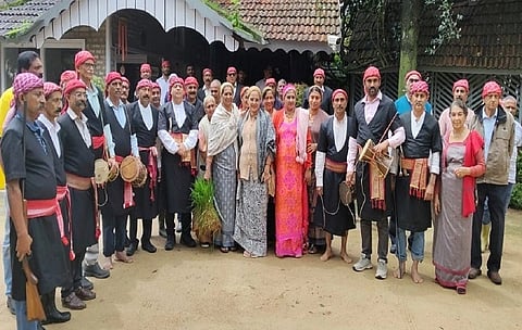  ಮಡಿಕೇರಿ ಸಮೀಪದ ಕ್ಯಾಪಿಟಲ್ ವಿಲೇಜ್‌ನಲ್ಲಿ ಕೊಡವ ನ್ಯಾಷನಲ್ ಕೌನ್ಸಿಲ್ ಸಂಘಟನೆಯ ವತಿಯಿಂದ ೩೧ನೇ ವರ್ಷದ ಕೊಡವ ಸಾಂಪ್ರದಾಯಿಕ ಕಕ್ಕಡ ಪದ್ನೆಟ್ ಹಬ್ಬವನ್ನು ಸಂಭ್ರಮದಿಂದ ಆಚರಿಸಲಾಯಿತು. ನಾಚಪ್ಪ, ದೀಪಕ್ ತಿಮ್ಮಯ್ಯ, ಮನೋಜ್ ಮಂದಣ್ಣ ಇತರರಿದ್ದರು.
