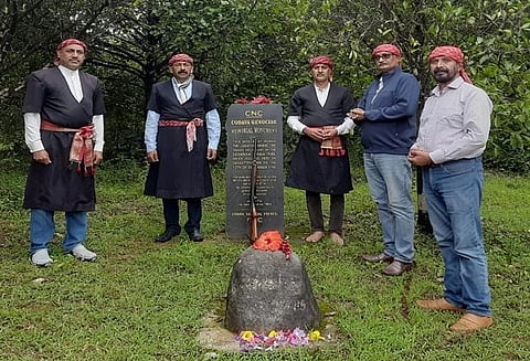 ಕೊಡವ ನ್ಯಾಷನಲ್ ಕೌನ್ಸಿಲ್ ಸಂಘಟನೆ ದೇವಟ್ ಪರಂಬ್ ದುರಂತ ನರಮೇಧದ ಸ್ಥಳದಲ್ಲಿ ಮಾಸಿಕ ಶ್ರದ್ಧಾಂಜಲಿ ಕಾರ್ಯಕ್ರಮದ ಪ್ರಯುಕ್ತ ಅಗಲಿದ ಹಿರಿಯರಿಗೆ ಪುಷ್ಪ ನಮನ ಸಲ್ಲಿಸಿತು. ಎನ್.ಯು.ನಾಚಪ್ಪ, ಕುಶ, ಮನೋಜ್ ಮಂದಣ್ಣ ಇತರರಿದ್ದರು.