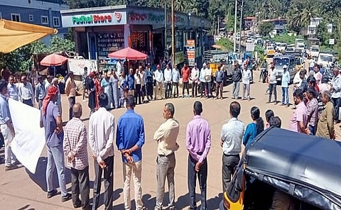 ಮಾದಾಪುರದಲ್ಲಿ ಕೊಡವ ನ್ಯಾಷನಲ್ ಕೌನ್ಸಿಲ್ ವತಿಯಿಂದ ೨ನೇ ಮಾನವ ಸರಪಳಿ ಕಾರ್ಯಕ್ರಮ ನಡೆಯಿತು.