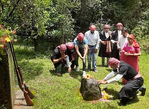 ಕೈಲ್ ಪೊವ್ದ್ ಹಬ್ಬದ ಪ್ರಯುಕ್ತ ದೇವಟ್ ಪರಂಬ್ ಕೊಡವ ಹತ್ಯಾಕಾಂಡ ಸ್ಮಾರಕಕ್ಕೆ ಸಿಎನ್‌ಸಿ ಪ್ರಮುಖರು ಪುಷ್ಪ ನಮನ ಸಲ್ಲಿಸಿದರು. 