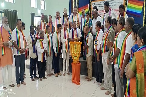 ಕರ್ನಾಟಕ ರಾಜ್ಯ ಸಹಕಾರ ಮಹಾಮಂಡಳ, ಕೊಡಗು ಜಿಲ್ಲಾ ಸಹಕಾರ ಯೂನಿಯನ್, ಕೊಡಗು ಜಿಲ್ಲಾ ಸಹಕಾರ ಕೇಂದ್ರ ಬ್ಯಾಂಕ್, ಸಹಕಾರ ಇಲಾಖೆ ಹಾಗೂ ಪೆರಾಜೆ ಪ್ರಾಥಮಿಕ ಕೃಷಿ ಪತ್ತಿನ ಸಹಕಾರ ಸಂಘದ ಸಂಯುಕ್ತ ಆಶ್ರಯದಲ್ಲಿ ಪೆರಾಜೆಯ ಪ್ರಾಥಮಿಕ ಕೃಷಿ ಪತ್ತಿನ ಸಹಕಾರ ಸಂಘದ ಸಭಾಂಗಣದಲ್ಲಿ ನಡೆದ 72 ನೇ ಅಖಿಲ ಭಾರತ ಸಹಕಾರ ಸಪ್ತಾಹಕ್ಕೆ ಕಾಫಿ ಮಂಡಳಿ ಸದಸ್ಯ ತಳೂರು ಕಿಶೋರ್ ಕುಮಾರ್ ಚಾಲನೆ ನೀಡಿದರು. ಕೊಡಂದೇರ ಪಿ.ಗಣಪತಿ, ರಾಬಿನ್ ದೇವಯ್ಯ, ಅಧ್ಯಕ್ಷ ನಾಗೇಶ್ ಕುಂದಲ್ಪಾಡಿ ಮತ್ತಿತರರು ಇದ್ದರು.