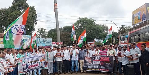  ನೀಟ್ ಪರೀಕ್ಷೆ ಪ್ರಶ್ನೆ ಪತ್ರಿಕೆ ಸೋರಿಕೆ ಹಾಗೂ ಪೆಟ್ರೋಲ್, ಡೀಸೆಲ್ ದರ ಏರಿಕೆ ಖಂಡಿಸಿ ಯುವ ಕಾಂಗ್ರೆಸ್ ಕಾರ್ಯಕರ್ತರು ಯಲ್ಲಾಪುರದ ಅಂಬೇಡ್ಕರ್ ಸರ್ಕಲ್ ಬಳಿ ಹಮ್ಮಿಕೊಂಡಿದ್ದ ಪ್ರತಿಭಟನೆಯಲ್ಲಿ ಕೆಪಿಸಿಸಿ ಸದಸ್ಯ ವಿವೇಕ ಹೆಬ್ಬಾರ ಮಾತನಾಡಿದರು. ವಿ.ಎಸ್. ಭಟ್ಟ ಉಪಳೇಶ್ವರ, ರವಿ ಭಟ್ಟ ಬರಗದ್ದೆ, ಗಣೇಶ ಹೆಗಡೆ, ಉಲ್ಲಾಸ ಶಾನಭಾಗ, ಆರ್.ಎಸ್. ಭಟ್ಟ, ಟಿ.ಸಿ. ಗಾಂವ್ಕರ ವಜ್ರಳ್ಳಿ, ಇತರರಿದ್ದರು . 