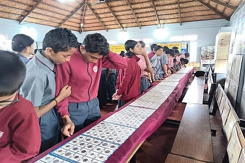 ಹೆಸರಾಂತ ನಾಣ್ಯ ಸಂಗ್ರಹಕಾರ ಪಿ.ಕೆ. ಕೇಶವಮೂರ್ತಿ ಅವರ ನಾಣ್ಯ, ನೋಟುಗಳ ಸಂಗ್ರಹವನ್ನು ಕೊಡಗು ವಿದ್ಯಾಲಯದ ವಿದ್ಯಾರ್ಥಿಗಳು ಕುತೂಹಲದಿಂದ ವೀಕ್ಷಿಸಿದರು.