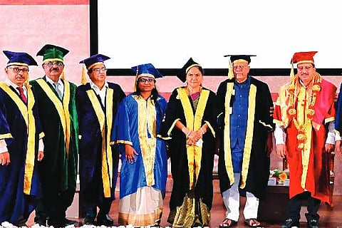  ದಾವಣಗೆರೆಯ ಜಿಎಂ ತಾಂತ್ರಿಕ ಮಹಾವಿದ್ಯಾಲಯದಲ್ಲಿ ಶನಿವಾರ ಆಯೋಜಿಸಿದ್ದ ಪದವಿ ಪ್ರದಾನ ಸಮಾರಂಭದಲ್ಲಿ ಡಾ. ಜಿ.ಎಂ. ಸಿದ್ದೇಶ್ವರ, ಗಾಯತ್ರಿ ಸಿದ್ದೇಶ್ವರ, ಜಿ.ಎಂ. ಲಿಂಗರಾಜು, ಡಾ. ಎಸ್.ಆರ್. ಶಂಕಪಾಲ್, ಡಾ. ದಿವಾನಂದ್ ಕೆ, ಡಾ. ಸುನೀಲ್ ಕುಮಾರ್ ಬಿ.ಎಸ್ ಇತರರು ಇದ್ದರು.