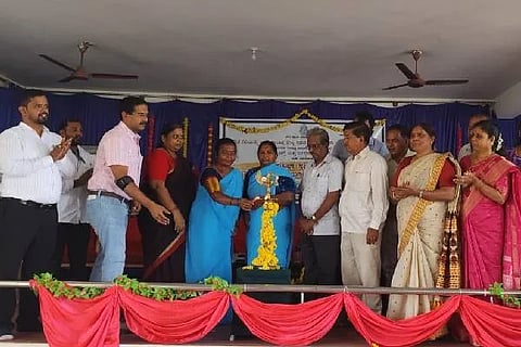 ಹರಿಹರದ ಗಿರಿಯಮ್ಮ ಆರ್. ಕಾಂತಪ್ಪ ಶ್ರೇಷ್ಠಿ ಮಹಿಳಾ ಕಾಲೇಜಿನಲ್ಲಿ ಶುಕ್ರವಾರ ನಡೆದ ವಿಚಾರ ಸಂಕಿರಣವನ್ನು ಪೌರ ಕಾರ್ಮಿಕರಾದ ನೇತ್ರಾವತಿ ಹಾಗೂ ಹುಚ್ಚಂಗೆಮ್ಮ ಉದ್ಘಾಟಿಸಿದರು. ಡಾ.ಎಚ್.ಡಿ. ಪ್ರಶಾಂತ್, ಡಾ. ಶ್ರೀನಿವಾಸ ಆಜೂರ ಇತರರು ಇದ್ದರು.