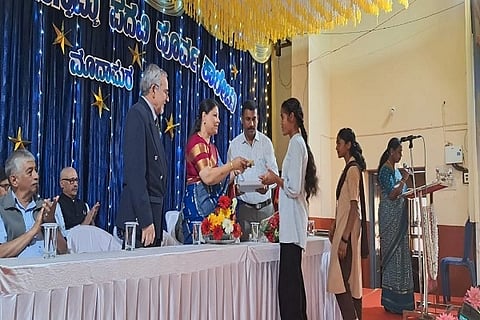 ಮಾದಾಪುರದ ಶ್ರೀಮತಿ ಡಿ. ಚೆನ್ನಮ್ಮ ಪದವಿಪೂರ್ವ ಕಾಲೇಜು ವಾರ್ಷಿಕೋತ್ಸವ ಉದ್ಘಾಟಿಸಿದ ಹಾಸನ ಜಿಲ್ಲೆಯ ಅಬಕಾರಿ ಇಲಾಖೆ ಉಪ ಆಯುಕ್ತೆ ಕೆ.ಕೆ. ಸುಮಿತಾ ಸಾಧಕ ವಿದ್ಯಾರ್ಥಿಗಳಿಗೆ ಬಹುಮಾನ ವಿತರಿಸಿದರು. ಕರ್ನಲ್ ಬಿ.ಜಿ.ವಿ. ಕುಮಾರ್, ಅಜಿತ್ ಅಪ್ಪಚ್ಚು, ಎಂ.ಬಿ. ಬೋಪಣ್ಣ ಮತ್ತಿತರರು ಇದ್ದರು.