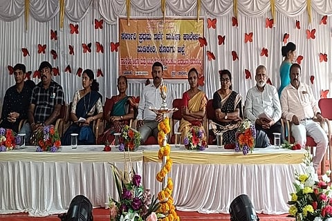 ಮಡಿಕೇರಿ ಸರ್ಕಾರಿ ಪ್ರಥಮ ದರ್ಜೆ ಮಹಿಳಾ ಕಾಲೇಜು ಸಾಂಸ್ಕೃತಿಕ, ಕ್ರೀಡಾ ಮತ್ತು ಪಠ್ಯೇತರ ಚಟುವಟಿಕೆಗಳ ಉದ್ಘಾಟನಾ ಕಾರ್ಯಕ್ರಮದಲ್ಲಿ ಭಾಗವಹಿಸಿದ್ದ ಗಣ್ಯರು. ಡಾ. ರಾಮಚಂದ್ರ ಕಾಮತ್, ಸಿ.ಜಿ. ಮಂದಪ್ಪ, ಕೂಡಕಂಡಿ ಓಂಶ್ರೀ ದಯಾನಂದ, ಎಚ್.ಪಿ. ನಿರ್ಮಲಾ ಮತ್ತಿತರರು ಇದ್ದರು.