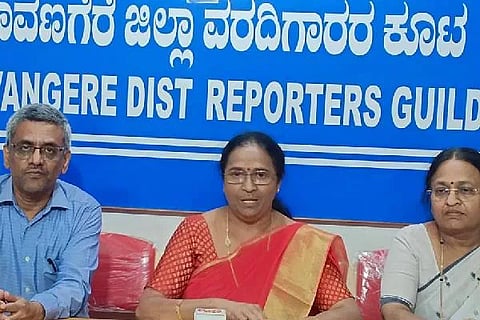 ದಾವಣಗೆರೆ ಜಿಲ್ಲಾ ವರದಿಗಾರರ ಕೂಟದಲ್ಲಿ ಗುರುವಾರ ಬಾಪೂಜಿ ಪಾಲಿಟೆಕ್ನಿಕ್ ಕಾಲೇಜು ಪ್ರಾಚಾರ್ಯೆ ಪುಷ್ಪಲತಾ ನಾಡಿಗ ಮಾತನಾಡಿದರು. ಕೆ. ನಾಗರತ್ನ, ಪ್ರಸಾದ್ ಜಿ, ಉಮಾದೇವಿ ಇದ್ದರು.