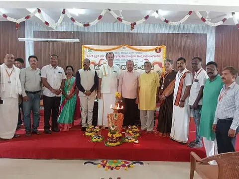 ಶಿವಮೊಗ್ಗ ಬಾಪೂಜಿನಗರ ಸರ್ಕಾರಿ ಪದವಿ ಕಾಲೇಜಿನಲ್ಲಿ ಏರ್ಪಡಿಸಿದ್ದ ಕುವೆಂಪು ವಿವಿ ಮಟ್ಟದ ಅಂತರ ಕಾಲೇಜು ಸಾಂಸ್ಕೃತಿಕ ಸ್ಪರ್ಧೆಗಳ ಕನ್ನಡ ನುಡಿ ಉತ್ಸವ-2026ರ ಉದ್ಘಾಟನೆಯಲ್ಲಿ ಎಸ್.ಎನ್.ಚನ್ನಬಸಪ್ಪ, ಪ್ರೊ. ಎಸ್.ಶಶಿಧರ್, ಡಾ. ಮೋಹನ್ ಚಂದ್ರಗುತ್ತಿ, ಡಾ. ವಿದ್ಯಾ ಮರಿಯಾ ಜೋಸೆಫ್ ಇತರರಿದ್ದರು.
