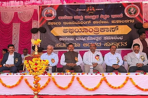 ಕುಶಾಲನಗರ ಸರ್ಕಾರಿ ಎಂಜಿನಿಯರಿAಗ್ ಕಾಲೇಜಿನ ವಾರ್ಷಿಕೋತ್ಸವ ಸಮಾರಂಭದಲ್ಲಿ ಪಾಲ್ಗೊಂಡಿದ್ದ ಗಣ್ಯರು. ಹೆಚ್.ವಿ. ಶಿವಪ್ಪ, ಡಾ. ಸೀನಪ್ಪ, ಡಾ. ರಮೇಶ್ ನಾಗರಾಜ್,ಕೆ.ಐ. ಪರಿಶಿವಮೂರ್ತಿ ಮತ್ತಿತರರು ಇದ್ದರು.