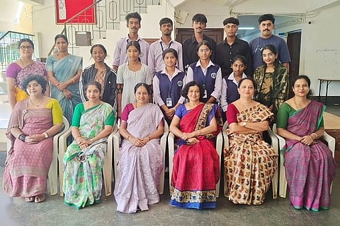 ವಿರಾಜಪೇಟೆ ಕಾವೇರಿ ಪದವಿ ಪೂರ್ವ ಕಾಲೇಜಿನ 2026-2027 ನೇ ಸಾಲಿಗೆ ಆಯ್ಕೆ ಆದ ವಿದ್ಯಾರ್ಥಿ ಕ್ಷೇಮಾಭಿವೃದ್ಧಿ ಸಂಘದ ಪದಾಧಿಕಾರಿಗಳು ಮತ್ತು ತರಗತಿ ಪ್ರತಿನಿಧಿಗಳು. ಎಂ. ಕೆ. ಪದ್ಮ, ಎಂ.ಐ. ನಕೀಯ ಬಾನು, ಎ.ಎಂ. ಡೈನ, ಎಂ.ಪಿ. ದಮಯಂತಿ ಮತ್ತಿತರರು ಇದ್ದರು.