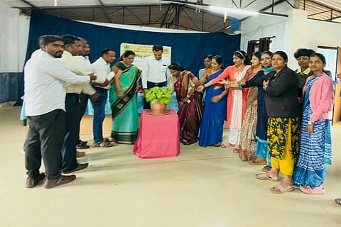 ಮಡಿಕೇರಿ ಸರ್ಕಾರಿ ಪ್ರಥಮ ದರ್ಜೆ ಕಾಲೇಜಿನಲ್ಲಿ ಪ್ರಥಮ ವರ್ಷದ ಪದವಿ ವಿದ್ಯಾರ್ಥಿಗಳಿಗಾಗಿ ಆಯೋಜಿಸಲಾಗಿದ್ದ ಅಭಿವಿನ್ಯಾಸ ಕಾರ್ಯಕ್ರಮವನ್ನು ಹಾಸನದ ಸರ್ಕಾರಿ ಕಲಾ ಕಾಲೇಜಿನ ಆಂಗ್ಲ ಭಾಷಾ ವಿಭಾಗದ ಸಹ ಪ್ರಾಧ್ಯಾಪಕಿ ಡಾ. ಅನುಪಮ ಸಭಾಪತಿ ಉದ್ಘಾಟಿಸಿದರು. ಡಾ. ವೆಂಕಟೇಶ ಪ್ರಸನ್ನ, ಡಾ. ಎಸ್.ಜಿ. ಚೈತ್ರಾ, ಡಾ. ದೀಕ್ಷಿತಾ ವರ್ಕಾಡಿ, ಪ್ರೊ. ಎ.ಎಸ್. ಅನುರಾಧ, ಪ್ರೊ. ಟಿ.ಎಮ್. ಸುಧಾಕರ್ ಮತ್ತಿತರರು ಇದ್ದರು.
