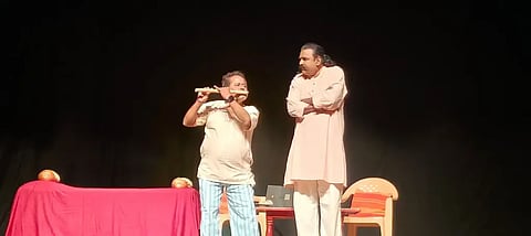 flute ಹುಬ್ಬಳ್ಳಿಯಲ್ಲಿ ಪ್ರದರ್ಶನಗೊಂಡ ಕೊಳಲು ಡಾಟ್ ಕಾಮ್ (ಇಡಿ) ನಾಟಕದ ದೃಶ್ಯದಲ್ಲಿ ಡಾ. ಪ್ರವೀಣ ಗೋಡಖಿಂಡಿ ಹಾಗೂ ರವಿ ಕುಲಕರ್ಣಿ.