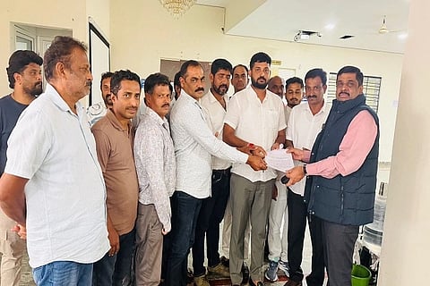 ನಾಕೂರು ಶಿರಂಗಾಲ ಗ್ರಾಮ ಪಂಚಾಯಿತಿ ವ್ಯಾಪ್ತಿಯ ಹೇರೂರು ಗ್ರಾಮದಲ್ಲಿ ನಿರಂತರವಾಗಿ ನಡೆಯುತ್ತಿರುವ ಮತಾಂತರ ಪ್ರಕ್ರಿಯೆ ವಿರುದ್ಧ ಕ್ರಮ ತೆಗೆದುಕೊಳ್ಳುವಂತೆ ಜಿಲ್ಲಾಧಿಕಾರಿ ಎಸ್.ಜೆ. ಸೋಮಶೇಖರ್ ಅವರಿಗೆ ಹೇರೂರು ಗ್ರಾಮಸ್ಥರು ಮನವಿ ಸಲ್ಲಿಸಿದರು. ಚಂದ್ರಶೇಖರ್ ಹೇರೂರು, ರಾಜೀವ್ ಕುಶಾಲನಗರ, ಜಗನಾಥ್ ಮಂದೊಡಿ, ಬಿ.ಎಸ್. ವಸಂತ, ನಂಜೇಗೌಡ ಮತ್ತಿತರರು ಇದ್ದರು.