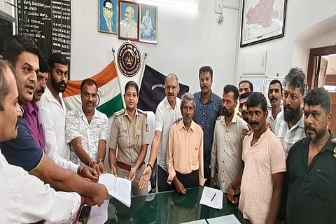 ಸಾಮಾಜಿಕ ಜಾಲತಾಣದಲ್ಲಿ ಬಿಲ್ಲವ ಹಾಗೂ ಬಂಟರ ಸಮಾಜವನ್ನು ಅವಹೇಳನ ಮಾಡಿರುವ ಮಹಿಳೆಯನ್ನು ತಕ್ಷಣ ಬಂಧಿಸಿ ಆಕೆಯ ವಿರುದ್ಧ ಸೂಕ್ತ ಕಾನೂನು ಕ್ರಮಕ್ಕೆ ಒತ್ತಾಯಿಸಿ ಕೊಡಗು ಜಿಲ್ಲಾ ಬಿಲ್ಲವ ಸಮಾಜ ಮತ್ತು ಬಂಟರ ಸಮಾಜದಿಂದ ಮಡಿಕೇರಿ ನಗರ ಪೊಲೀಸ್ ಠಾಣೆಯಲ್ಲಿ ದೂರು ನೀಡಲಾಯಿತು. ಬಿ.ಬಿ. ಐತ್ತಪ್ಪ ರೈ, ಬಿ.ಎಸ್.ಪ್ರಭು ರೈ, ಎಲ್ಯಣ್ಣ ಪೂಜಾರಿ, ಪ್ರಶಾಂತ್ ಪೂಜಾರಿ ಮತ್ತಿತರರು ಇದ್ದರು.