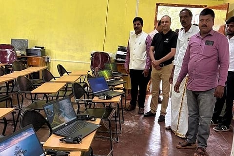  ಶಿರಂಗಾಲ ಸರ್ಕಾರಿ ಪ್ರೌಢಶಾಲೆಗೆ ಬೆಂಗಳೂರಿನ ಇಂಡಿಯಾ ಕ್ಲೌಡ್ ಸ್ಟಾಪ್ ಕಂಪೆನಿ ವತಿಯಿಂದ 5 ಲ್ಯಾಪ್ ಟಾಪ್‌ಗಳನ್ನು ಕಂಪನಿಯ ಜನರಲ್ ಮ್ಯಾನೇಜರ್ ಸಬ್ಬಂಡ್ರ ಜಗದೀಶ್ ಕುಶಾಲಪ್ಪ ಕೊಡುಗೆಯಾಗಿ ವಿತರಿಸಿದರು. ಪಿ. ಸೋಮಚಂದ್ರ, ರಮೇಶ್, ಗಿರೀಶ್ ಇತರರು ಇದ್ದರು.
