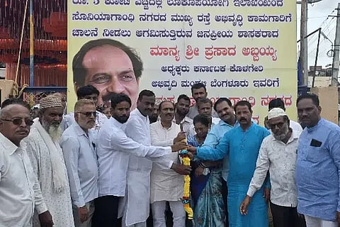 ಹುಬ್ಬಳ್ಳಿಯ ಸೋನಿಯಾಗಾಂಧಿ ನಗರದಲ್ಲಿ  (concrete road)ಮುಖ್ಯಮಂತ್ರಿಯವರ 5 ಕೋಟಿ ರೂ. ವಿಶೇಷ ಅನುದಾನದಲ್ಲಿ ಕಾಂಕ್ರೀಟ್ ರಸ್ತೆ ಕಾಮಗಾರಿಗೆ ಶಾಸಕ ಪ್ರಸಾದ ಅಬ್ಬಯ್ಯ ಭೂಮಿ ಪೂಜೆ ನೆರವೇರಿಸಿದರು. 