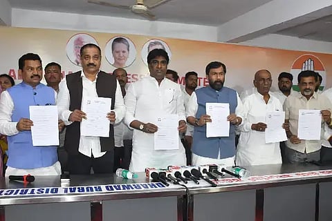 ಜಿಲ್ಲಾ ಕಾಂಗ್ರೆಸ್​ಗೆ ನೂತನ (Cogress Form) ಅಧ್ಯಕ್ಷರ ಆಯ್ಕೆ ಪ್ರಕ್ರಿಯೆ ಹಿನ್ನೆಲೆಯಲ್ಲಿ ಶನಿವಾರ ಹುಬ್ಬಳ್ಳಿಗೆ ಆಗಮಿಸಿದ ಎಐಸಿಸಿ ವೀಕ್ಷಕ ಸಯ್ಯದ್ ಅಜ್ಮತುಲ್ಲಾ ಹುಸೇನಿ ಶನಿವಾರ ಸುದ್ದಿಗೋಷ್ಠಿಯಲ್ಲಿ ಅರ್ಜಿ ನಮೂನೆ ಬಿಡುಗಡೆ ಮಾಡಿದರು. 