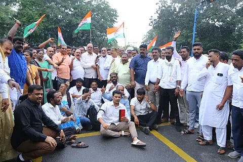 ನೀಟ್ ಅಕ್ರಮ ಖಂಡಿಸಿ ಶಿವಮೊಗ್ಗದ ಮಹಾವೀರ ವೃತ್ತದಲ್ಲಿ ನಡೆದ ಕಾಂಗ್ರೆಸ್ ಪ್ರತಿಭಟನೆಯಲ್ಲಿ ಆರ್.ಪ್ರಸನ್ನಕುಮಾರ್ ಮಾತನಾಡಿದರು. ಕಲಗೋಡು ರತ್ನಾಕರ್, ಎಚ್.ಎಸ್.ಸುಂದರೇಶ್, ಎಸ್.ಕೆ.ಮರಿಯಪ್ಪ, ಗಿರೀಶ್, ರಂಗನಾಥ್, ನಾಗರಾಜ ಕಂಕಾರಿ, ವಿಜಯಲಕ್ಷ್ಮೀ ಪಾಟೀಲ್ ಇದ್ದರು.