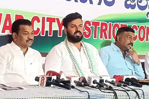 ಸುದ್ದಿಗೋಷ್ಠಿಯಲ್ಲಿ (video release) ಮಾತನಾಡಿದ ಕೆಪಿಸಿಸಿ ಪ್ರಧಾನ ಕಾರ್ಯದರ್ಶಿ ರಜತ್ ಉಳ್ಳಾಗಡ್ಡಿಮಠ, ಸದಾನಂದ ಡಂಗನವರ, ಅಲ್ತಫ್ ಹಳ್ಳೂರ ಇದ್ದಾರೆ.