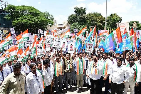 ದಾವಣಗೆರೆಯಲ್ಲಿ ಬುಧವಾರ ನೀಟ್ ಪರೀಕ್ಷೆ ರದ್ದುಗೊಳಿಸಲು ಆಗ್ರಹಿಸಿ ಎನ್‌ಎಸ್‌ಯುಐ ಹಾಗೂ ಜಿಲ್ಲಾ ಯುವ ಕಾಂಗ್ರೆಸ್ ಕಾರ್ಯಕರ್ತರು ಪ್ರತಿಭಟನೆ ನಡೆಸಿದರು. ಸಮರ್ಥ್ ಶಾಮನೂರು, ದಿನೇಶ್ ಕೆ. ಶೆಟ್ಟಿ, ವರುಣ್ ಬೆಣ್ಣೆಹಳ್ಳಿ, ಮುಜಾಹಿದ್, ಅಲಿ ರೆಹಮತ್, ವಿದ್ಯಾರ್ಥಿಗಳು ಇದ್ದರು.  