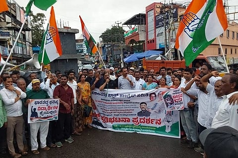 ನೀಟ್ ಪರೀಕ್ಷೆಯ ಅಕ್ರಮದ ವಿರುದ್ಧ ಹೋರಾಟ ನಡೆಸುತ್ತಿರುವ ವಿದ್ಯಾರ್ಥಿಗಳಿಗೆ ಬೆಂಬಲ ನೀಡಿದ ಕೇಂದ್ರ ವಿರೋಧ ಪಕ್ಷದ ನಾಯಕ ರಾಹುಲ್ ಗಾಂಧಿ ಬಂಧನ ಖಂಡಿಸಿ ಕುಶಾಲನಗರ ಬ್ಲಾಕ್ ಕಾಂಗ್ರೆಸ್ ಸಮಿತಿ ವತಿಯಿಂದ ಪ್ರತಿಭಟನೆ ನಡೆಸಲಾಯಿತು. ಧರ್ಮಜ ಉತ್ತಪ್ಪ, ವಿ.ಪಿ. ಶಶಿಧರ್, ನಾಪಂಡ ಮುತ್ತಪ್ಪ, ನಟೇಶ್ ಗೌಡ ಮತ್ತಿತರರು ಇದ್ದರು.