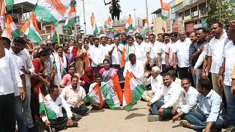 ಮಲ್ಲಿಕಾರ್ಜುನ ಖರ್ಗೆ ಸಭೆ ನಡೆಸಿದ ಸ್ಥಳವನ್ನು ಶುದ್ಧೀಕರಣ ಮಾಡಿದ ಘಟನೆ ಖಂಡಿಸಿ ಕಾಂಗ್ರೆಸ್ ಹಮ್ಮಿಕೊಂಡಿದ್ದ ಪ್ರತಿಭಟನಾ ಸಭೆಯಲ್ಲಿ ಆರ್.ಪ್ರಸನ್ನಕುಮಾರ್ ಮಾತನಾಡಿದರು. ಎನ್.ರಮೇಶ್, ಚೇತನ್, ಶ್ವೇತಾ ಬಂಡಿ, ವಿಜಯಕುಮಾರ್ ಇತರರಿದ್ದರು.