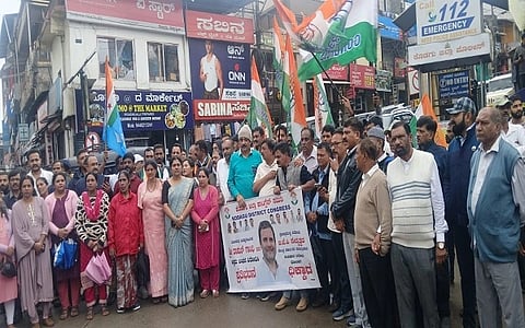 ಕಾಂಗ್ರೆಸ್ ನಾಯಕರ ಬಂಧನ ಖಂಡಿಸಿ ಬುಧವಾರ ಜಿಲ್ಲಾ ಕಾಂಗ್ರೆಸ್ ವತಿಯಿಂದ ಪ್ರತಿಭಟನೆ ನಡೆಸಲಾಯಿತು.