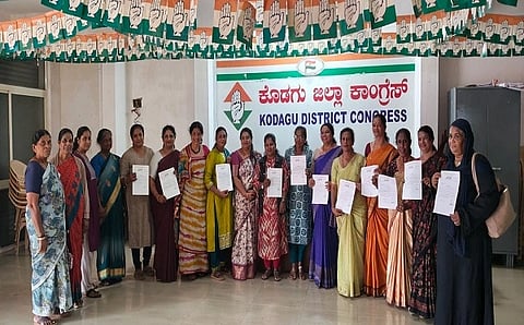 ಮಡಿಕೇರಿ ನಗರ ಮಹಿಳಾ ಕಾಂಗ್ರೆಸ್‌ಗೆ ಆಯ್ಕೆಯಾದ ನೂತನ ಪದಾಧಿಕಾರಿಗಳಿಗೆ ಆದೇಶ ಪತ್ರ ವಿತರಿಸಲಾಯಿತು. ಎಸ್.ಪವಿತ್ರ., ಧನಲಕ್ಷ್ಮಿ(ಪೊನ್ನು), ಶ್ರೀಮತಿ ಬಂಗೇರ, ರೇವತಿ ರಮೇಶ್ ಇತರರಿದ್ದರು.
