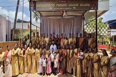 ಹುಬ್ಬಳ್ಳಿಯ ನಾಗಲಿಂಗ ನಗರದಲ್ಲಿ congress bagina ಭಾನುವಾರ ಏರ್ಪಡಿಸಿದ್ದ ಅಧಿಕ ಮಾಸದ ಬಾಗಿನ ಅರ್ಪಣಾ ಕಾರ್ಯಕ್ರಮದಲ್ಲಿ ರಜತ್ ಉಳ್ಳಾಗಡ್ಡಿಮಠ, ಬಾಳಮ್ಮ ಜಂಗನವರ, ಪ್ರವೀಣಹಿರೇಮಠ, ರೂಪಾ ಹಿರೇಮಠ, ಶೋಭಾ ದೇಸಾಯಿ ಇತರರು ಭಾಗವಹಿಸಿದ್ದರು.