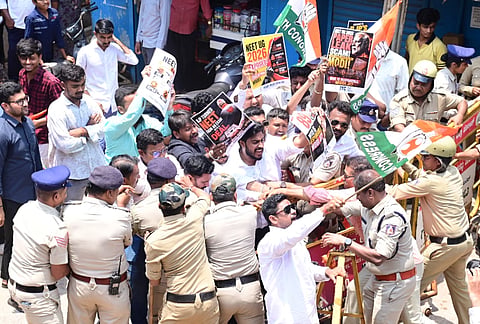 ನೀಟ್ ಪ್ರಶ್ನೆ ಪತ್ರಿಕೆ ಸೋರಿಕೆ (congress protest)ಖಂಡಿಸಿ ಹುಬ್ಬಳ್ಳಿಯ ಕೇಶ್ವಾಪುರದ ರಮೇಶ ಭವನ ಹತ್ತಿರ ಪ್ರತಿಭಟನೆ ನಡೆಸಿದ ಹು-ಧಾ ಮಹಾನಗರ ಯುವ ಕಾಂಗ್ರೆಸ್ ಕಾರ್ಯಕರ್ತರನ್ನು ಪೊಲೀಸರು ಬುಧವಾರ ವಶಕ್ಕೆ ಪಡೆದರು.