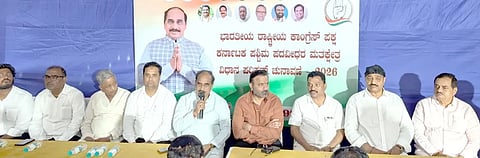 congress office ಹುಬ್ಬಳ್ಳಿಯ ಗೋಕುಲ ರಸ್ತೆ ನೆಹರು ನಗರದಲ್ಲಿ ಪದವೀಧರ ಕ್ಷೇತ್ರದ ಕಾಂಗ್ರೆಸ್​ ನಿಯೋಜಿತ ಅಭ್ಯರ್ಥಿ ಮೋಹನ ಲಿಂಬಿಕಾಯಿ ಅವರ ಕಚೇರಿ ಉದ್ಘಾಟನೆ ಸಮಾರಂಭದಲ್ಲಿ ಸಚಿವ ಸಂತೋಷ ಲಾಡ್​, ಅನಿಲ ಪಾಟೀಲ, ಎಂ.ಎಸ್​. ಅಕ್ಕಿ, ಇಮ್ರಾನ್​ ಯಲಿಗಾರ ಇತರರು ಇದ್ದರು.