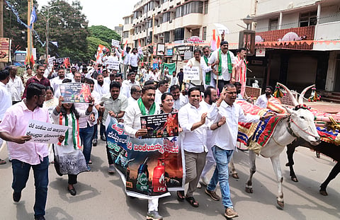 ಕೇಂದ್ರ ಸರ್ಕಾರದ ಇಂಧನ ದರ ಏರಿಕೆ ಖಂಡಿಸಿ (congress protest) ಹು-ಧಾ ಮಹಾನಗರ ಜಿಲ್ಲಾ ಹಾಗೂ ಗ್ರಾಮೀಣ ಜಿಲ್ಲಾ ಘಟಕದ ಕಾಂಗ್ರೆಸ್ ಕಾರ್ಯಕರ್ತರು, ಹುಬ್ಬಳ್ಳಿಯಲ್ಲಿ ಶನಿವಾರ ಎತ್ತಿನ ಗಾಡಿ (ಚಕ್ಕಡಿ) ಮೂಲಕ ವಿನೂತನ ಪ್ರತಿಭಟನೆ ನಡೆಸಿದರು.