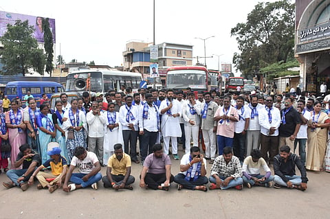 congress protest ಪುಷ್ಕರಣಿ ವಿಷಯವಿಟ್ಟುಕೊಂಡು ಕೋಮು ಸೌಹಾರ್ದತೆಗೆ ಧಕ್ಕೆ ತರುತ್ತಿರುವ ಬಿಜೆಪಿ ನಡೆ ಖಂಡಿಸಿ ಹು-ಧಾ ವಿವಿಧ ದಲಿತ ಸಂಘ-ಸಂಸ್ಥೆಗಳ ಮಹಾಮಂಡಳ, ಕಾಂಗ್ರೆಸ್ ಕಾರ್ಯಕರ್ತರ ನೇತೃತ್ವದಲ್ಲಿ ಹುಬ್ಬಳ್ಳಿಯಲ್ಲಿ ಮಂಗಳವಾರ ಪ್ರತಿಭಟನೆ ನಡೆಯಿತು.