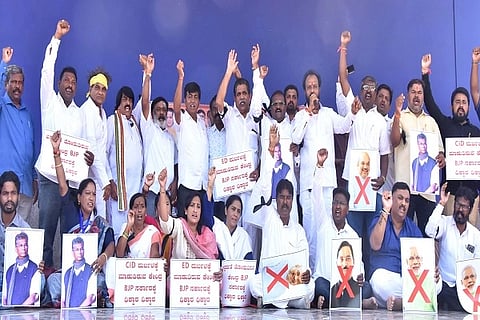 congress protest ಎಐಸಿಸಿ ಅಧ್ಯಕ್ಷ ಮಲ್ಲಿಕಾರ್ಜುನ ಖರ್ಗೆ ಭಾಷಣ ಮಾಡಿದ ವೇದಿಕೆ ಶುದ್ದೀಕರಣ ಮಾಡಿರುವ ಕೋಮು ಶಕ್ತಿಗಳ ನಡೆ ಖಂಡಿಸಿ, ಹು-ಧಾ ಮಹಾನಗರ ಜಿಲ್ಲಾ ಕಾಂಗ್ರೆಸ್ ಪ್ರಚಾರ ಸಮಿತಿ ಪದಾಧಿಕಾರಿಗಳು ಹುಬ್ಬಳ್ಳಿಯಲ್ಲಿ ಶನಿವಾರ ಪ್ರತಿಭಟನೆ ನಡೆಸಿದರು.