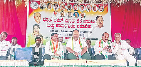 ಗುಂಡ್ಲುಪೇಟೆ ಪಟ್ಟಣದಲ್ಲಿ ಕಾಂಗ್ರೆಸ್ ವತಿಯಿಂದ ಆಯೋಜಿಸಿದ್ದ ಬೂತ್ ಲೆವೆಲ್ ಏಜೆಂಟ್ ತರಬೇತಿ ಕಾರ್ಯಾಗಾರದಲ್ಲಿ ಗಣೇಶ ಪ್ರಸಾದ್ ಮಾತನಾಡಿದರು. ಸುದರ್ಶನ, ನಂಜಪ್ಪ, ಮಹೇಶ್, ರಾಜಶೇಖರ ಇದ್ದರು.