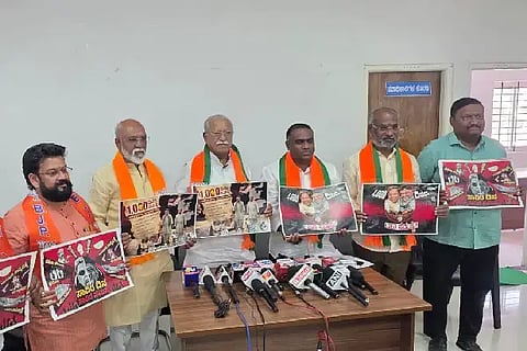 ವಿಜಯಪುರ ನಗರದ ಬಿಜೆಪಿ ಕಚೇರಿಯಲ್ಲಿ ಸಂಸದ ರಮೇಶ ಜಿಗಜಿಣಗಿ ಅವರು ‘ಕಾಂಗ್ರೆಸ್‌ನ ಸಾವಿರ ದಿನ-ಸಾವಿರ ಭ್ರಷ್ಟಾಚಾರ’ ಪೋಸ್ಟರ್ ಬಿಡುಗಡೆಗೊಳಿಸಿದರು. ಮಹೇಂದ್ರ ಕೌತಾಳ, ಅಪ್ಪಾಸಾಹೇಬ ಪಟ್ಟಣಶೆಟ್ಟಿ, ಉಮೇಶ ಕಾರಜೋಳ ಮತ್ತಿತರರಿದ್ದಾರೆ.