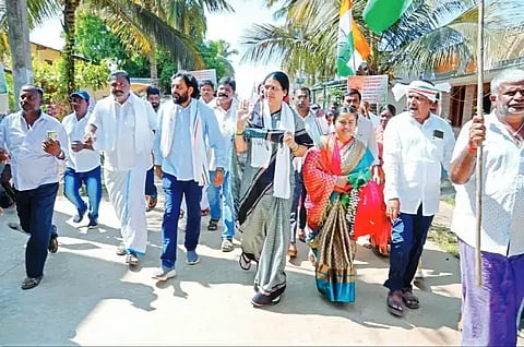  ದಾವಣಗೆರೆ ತಾಲೂಕಿನ ಅರಸಾಪುರ ಗ್ರಾಮದಿಂದ ಆರಂಭವಾದ ಕಾಂಗ್ರೆಸ್ ಪಾದಯಾತ್ರೆಯಲ್ಲಿ ಸಂಸದೆ ಡಾ.ಪ್ರಭಾ ಮಲ್ಲಿಕಾರ್ಜುನ್ ಅವರೊಂದಿಗೆ ಮುಖಂಡರಾದ ಮುದೇಗೌಡ್ರ ಗಿರೀಶ್, ಮಾಗಾನಹಳ್ಳಿ ಪರಶುರಾಮ್, ರತ್ನಾಬಾಯಿ, ಬೂದಾಳ್ ಬಾಬು, ಮೇಕಾ ಮುರಳೀಕೃಷ್ಣ ಇತರರು ಹೆಜ್ಜೆ ಹಾಕಿದರು. 