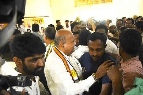  ದಾವಣಗೆರೆಯ ಜಿಲ್ಲಾ ಕಾಂಗ್ರೆಸ್ ಕಚೇರಿಯಲ್ಲಿ ಮಂಗಳವಾರ ನಡೆದ ಉಪ ಚುನಾವಣೆ ಉಸ್ತುವಾರಿ ಸಮಿತಿ ಸಭೆಯಲ್ಲಿ ಗದ್ದಲದ ವಾತಾವರಣ ಉಂಟಾಗಿತ್ತು.  