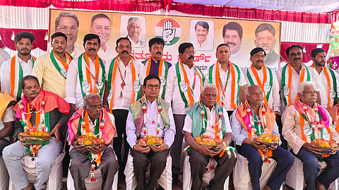 ಮಹದೇವಪುರ ಕ್ಷೇತ್ರದ ವರ್ತೂರು ಬ್ಲಾಕ್ ನ ವರ್ತೂರು ವಾರ್ಡ್ ವ್ಯಾಪ್ತಿಯ ಮಾಜಿ ಗ್ರಾಮಪಂಚಾಯತಿ ಸದಸ್ಯರು ಹಾಗು ಹಿರಿಯ ಕಾಂಗ್ರೆಸ್  ಮುಖಂಡರನ್ನು  ಸನ್ಮಾನನ್ನು  ಎಐಸಿಸಿ ಕಾರ್ಯದರ್ಶಿ ಮನ್ಸೂರ್ ಅಲಿಖಾನ್ ಹಾಗೂ ಮಾಜಿ ಸಚಿವ ಹೆಚ್.ನಾಗೇಶ್ ಸನ್ಮಾನಿಸಿದರು.