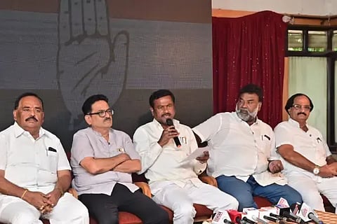 ದಾವಣಗೆರೆಯಲ್ಲಿ ಹಮ್ಮಿಕೊಂಡಿದ್ದ ಸುದ್ದಿಗೋಷ್ಠಿಯಲ್ಲಿ ಕಾಂಗ್ರೆಸ್ ಜಿಲ್ಲಾಧ್ಯಕ್ಷ ಎಚ್.ಬಿ.ಮಂಜಪ್ಪ, ಬ್ಲಾಕ್ ಕಾಂಗ್ರೆಸ್ ಅಧ್ಯಕ್ಷ ಅಯೂಬ್ ಪೈಲ್ವಾನ್, ದಿನೇಶ್ ಕೆ, ಶೆಟ್ಟಿ. ಡಿ.ಬಸವರಾಜ್, ಕೆ.ಜಿ.ಶಿವಕುಮಾರ್ ಇದ್ದರು. 