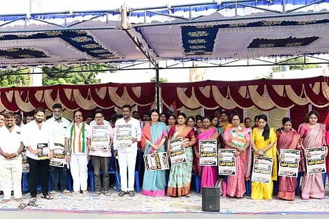  ನೀಟ್ ಪರೀಕ್ಷೆ ಅಕ್ರಮ, ಇಂಧನ ಬೆಲೆ ಏರಿಕೆ ಹಿನ್ನೆಲೆಯಲ್ಲಿ ಜಿಲ್ಲಾ ಕಾಂಗ್ರೆಸ್ ಸಮಿತಿ ದಾವಣಗೆರೆಯಲ್ಲಿ ಸೋಮವಾರ ಹಮ್ಮಿಕೊಂಡಿದ್ದ ಪ್ರತಿಭಟನೆಯಲ್ಲಿ ಸಂಸದೆ ಡಾ.ಪ್ರಭಾ ಮಲ್ಲಿಕಾರ್ಜುನ್,  ಎಚ್.ಬಿ.ಮಂಜಪ್ಪ, ದಿನೇಶ್ ಕೆ. ಶೆಟ್ಟಿ, ಡಿ.ಬಸವರಾಜ್,ಅಯೂಬ್ ಪೈಲ್ವಾನ್, ಮಂಜಮ್ಮ, ಮಂಜುಳಮ್ಮ, ದಾಕ್ಷಾಯಣಮ್ಮ ಇತರರು ಕೇಂದ್ರ ಸರ್ಕಾರದ ವಿರುದ್ಧ ಭಿತ್ತಿಪತ್ರ ಪ್ರದರ್ಶಿಸಿದರು. 