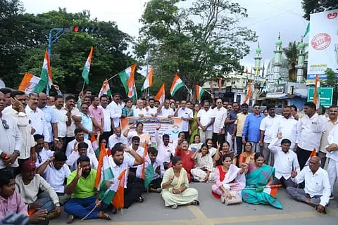 ಸ್ಥಳ ಶುದ್ಧೀಕರಣ ಪ್ರಶ್ನಿಸಿದ ರಾಹುಲ್ ಗಾಂಧಿ ವಿರುದ್ಧ ದಾಖಲಿಸಿರುವ ಪ್ರಕರಣ ಕೈಬಿಡುವಂತೆ ಒತ್ತಾಯಿಸಿ ಕಾಂಗ್ರೆಸ್ ಪ್ರಮುಖರು ಶಿವಮೊಗ್ಗದಲ್ಲಿ ಪ್ರತಿಭಟನೆ ನಡೆಸಿದರು. ಆರ್.ಪ್ರಸನ್ನಕುಮಾರ್, ಶ್ವೇತಾ ಬಂಡಿ, ಎನ್.ರಮೇಶ್, ವಿಜಯ ಕುಮಾರ್, ಚೇತನ್ ಕೆ.ಗೌಡ, ವೇದಾ ವಿಜಯಕುಮಾರ್ ಇದ್ದರು.