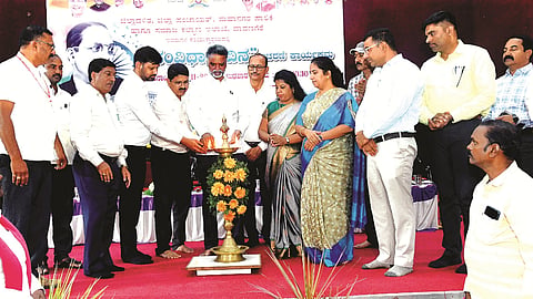 ದಾವಣಗೆರೆ ಜಿಲ್ಲಾಡಳಿತ ಹಮ್ಮಿಕೊಂಡಿದ್ದ, ಸಂವಿಧಾನ ದಿನಾಚರಣೆ ಕಾರ್ಯಕ್ರಮವನ್ನು ಶಾಸಕ ಕೆ.ಎಸ್.ಬಸವಂತಪ್ಪ ಉದ್ಘಾಟಿಸಿದರು. ರೇಣುಕಾ, ರೇಷಾ ್ಮಕೌಸರ್, ಮಧುಸೂದನ್, ಜಿ.ಕೊಟ್ರೇಶ್, ರವಿಚಂದ್ರ ಇದ್ದರು.